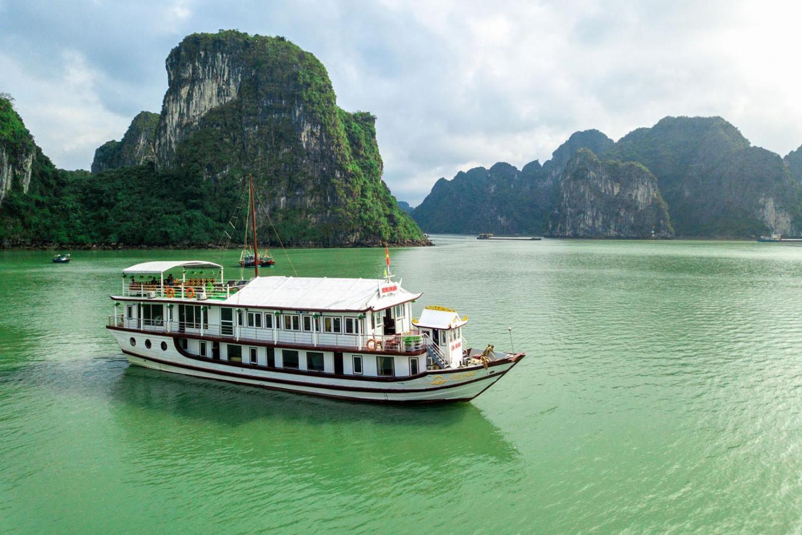 Cozy Bay Classic Cruise Ha Long Exterior photo