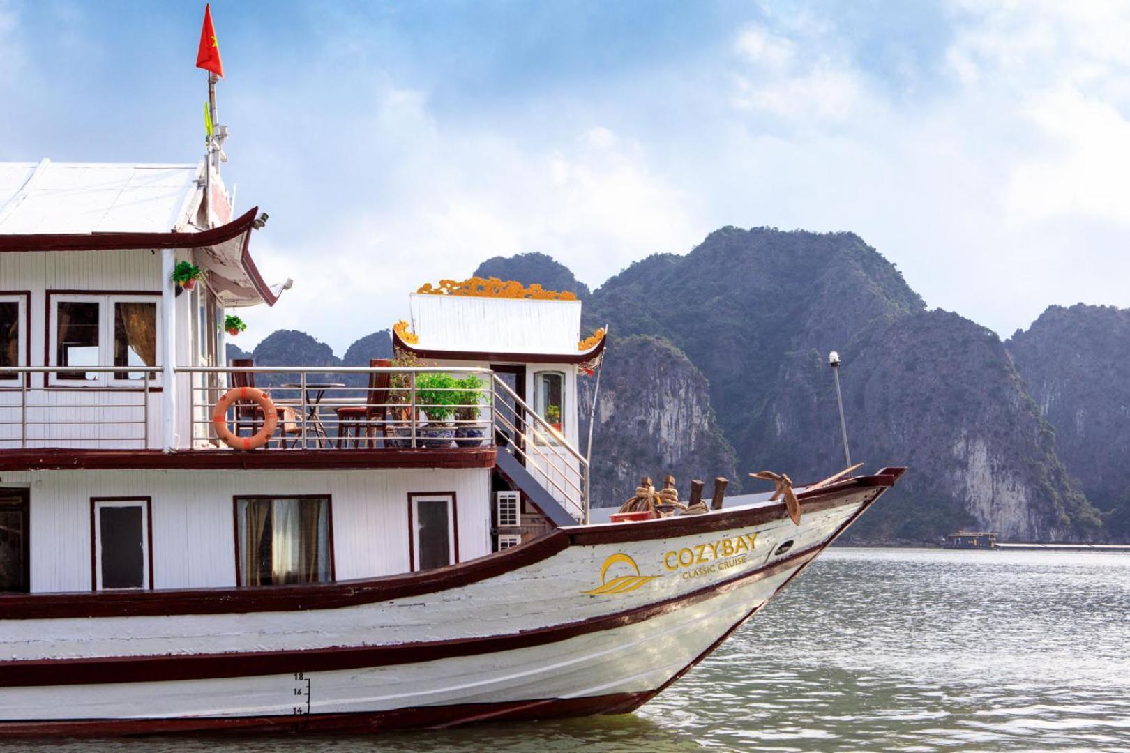 Cozy Bay Classic Cruise Ha Long Exterior photo