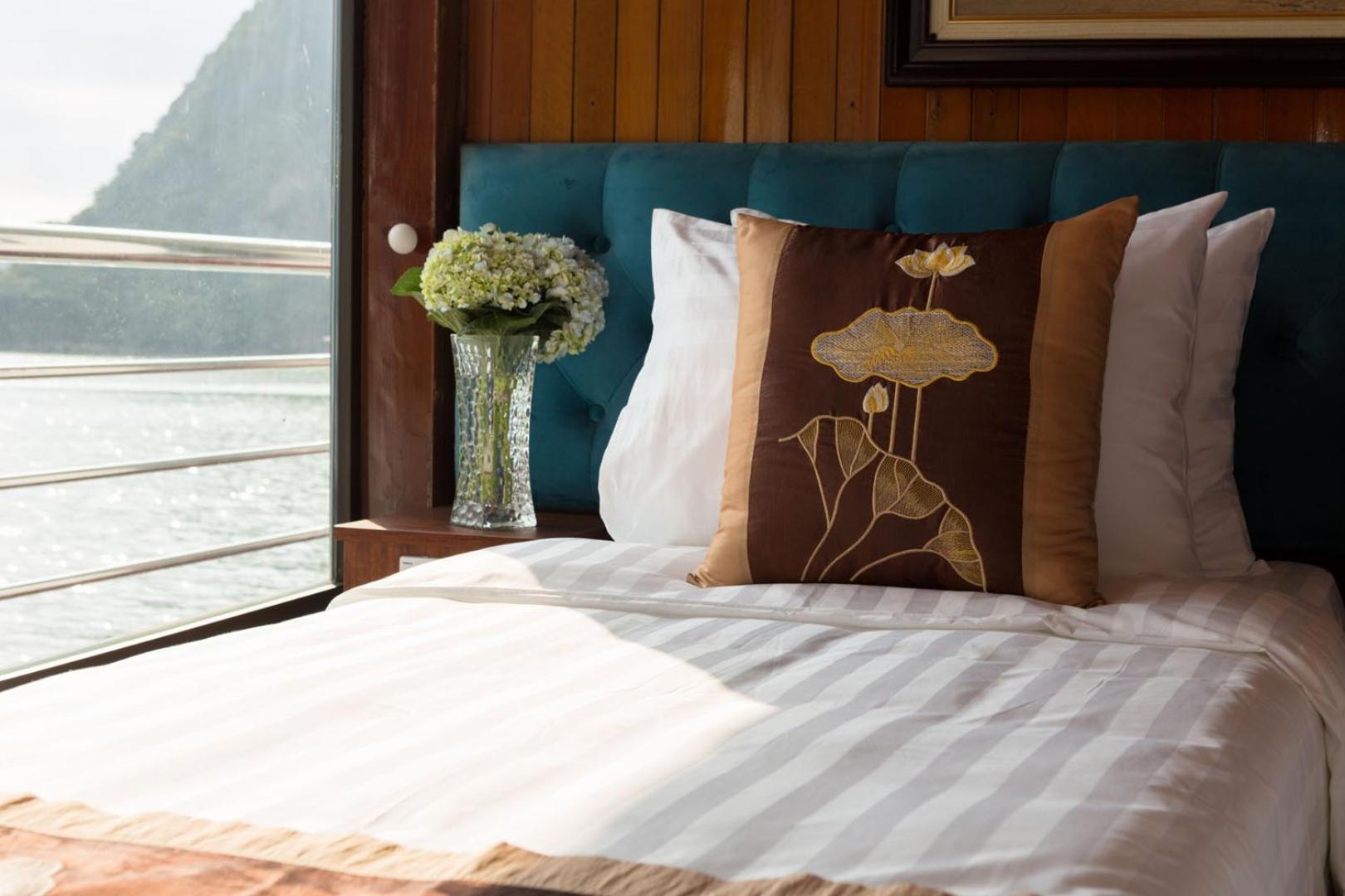 Cozy Bay Classic Cruise Ha Long Exterior photo