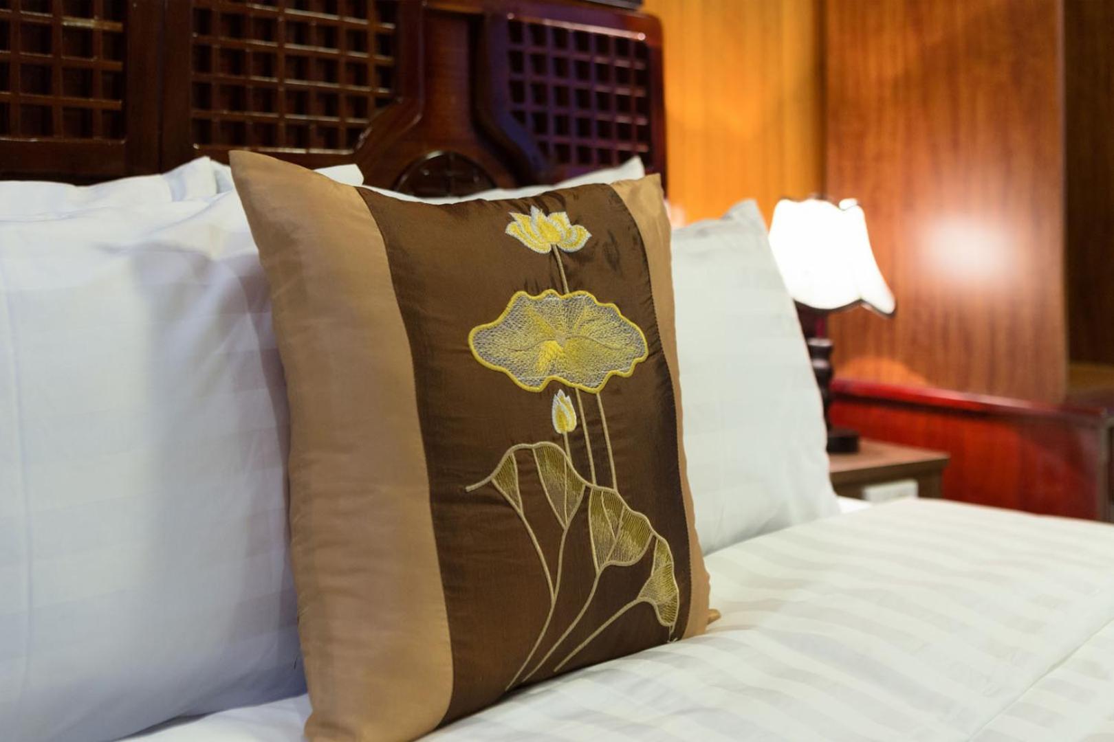 Cozy Bay Classic Cruise Ha Long Exterior photo