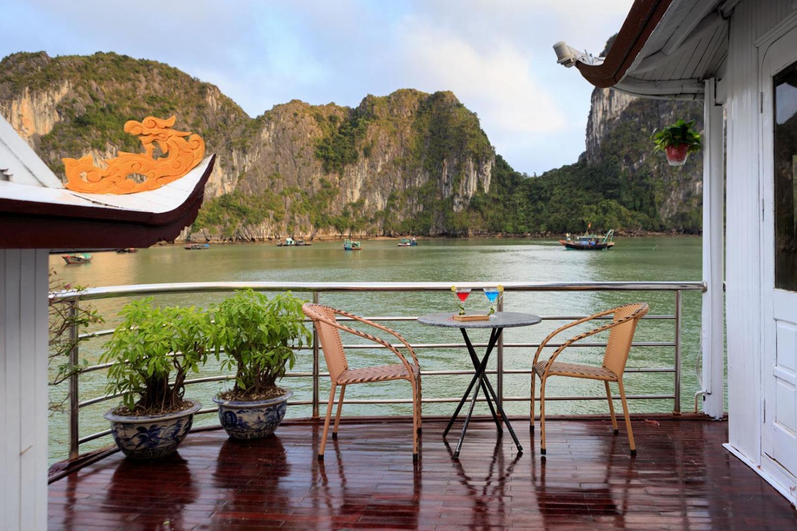 Cozy Bay Classic Cruise Ha Long Exterior photo